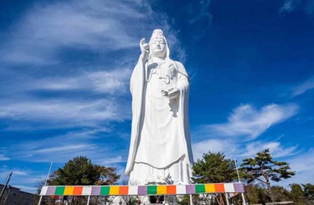 Bu devasa heykellere bakanların başı dönüyor! Uzunlukları 200 metreye yaklaşıyor 2